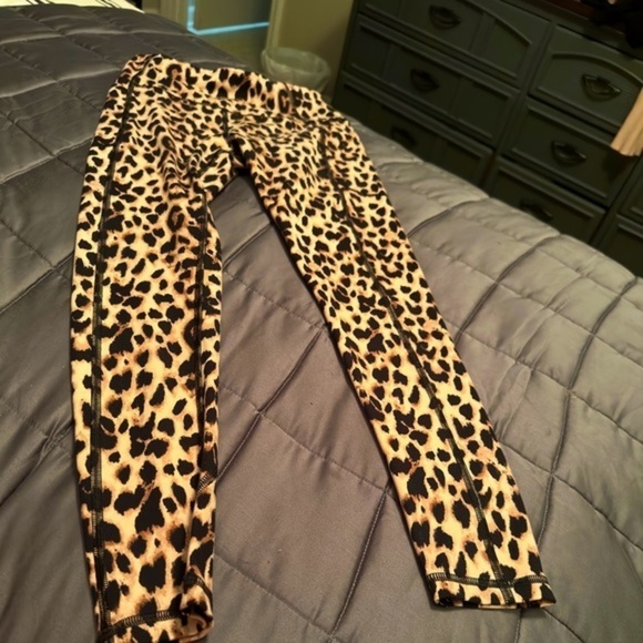 Victoria's Secret Cheetah Performance Leggings - Size 4 - Perfect Condition - Picture 5 of 7
